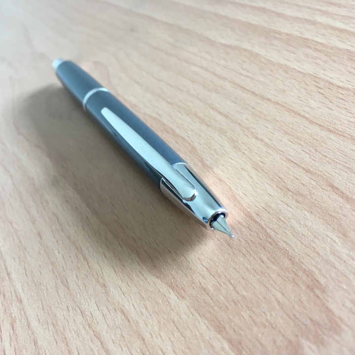 日常實用好筆，日本 Pilot 百樂 Capless Decimo 18K 鋼筆（灰色）開箱！