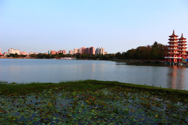 (高雄左營景點)蓮池潭風景區:龍虎塔 南台灣旅遊必去景點之一