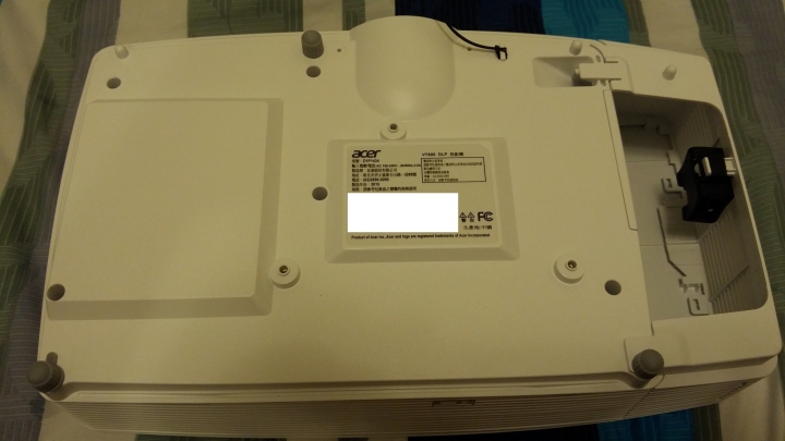 [開箱] 最便宜的RGBRGB色輪投影機 Acer v7500 (側投影/垂直位移/短焦三坪機)