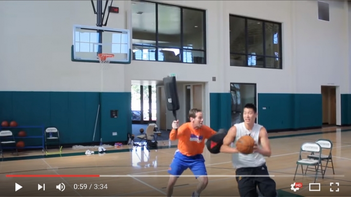 豪哥的恩師kenny atkinson 是豪豪影片裡這位嗎