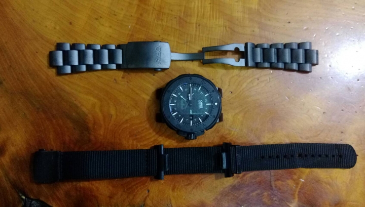 Oris 潛水錶自行改裝錶帶分享 原廠應該出黑色金屬錶帶的。