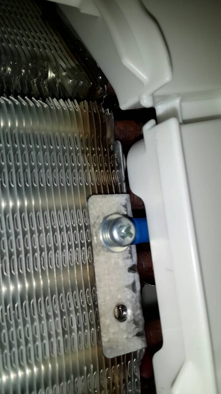 新安裝的大金 橫綱 分離式冷氣   室內機這樣是正常的嗎?