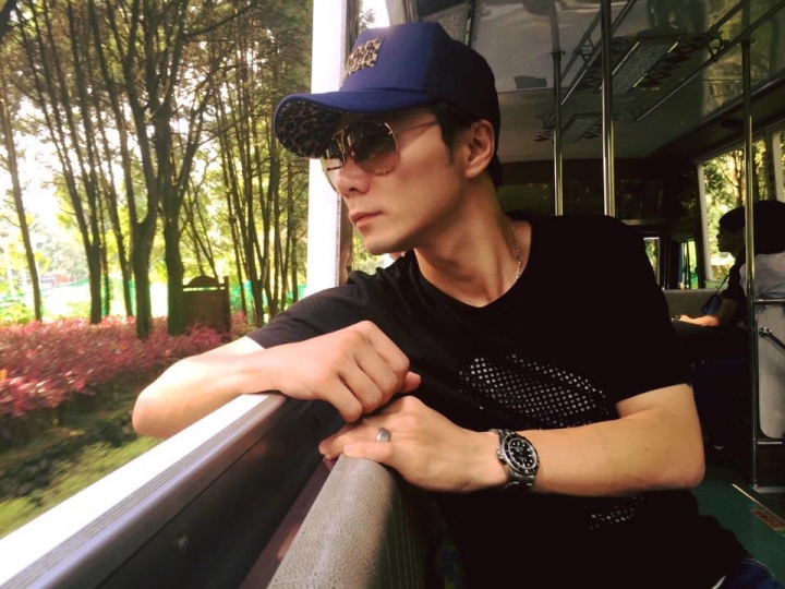 朋友求神人，可以把他p在超跑內嗎？