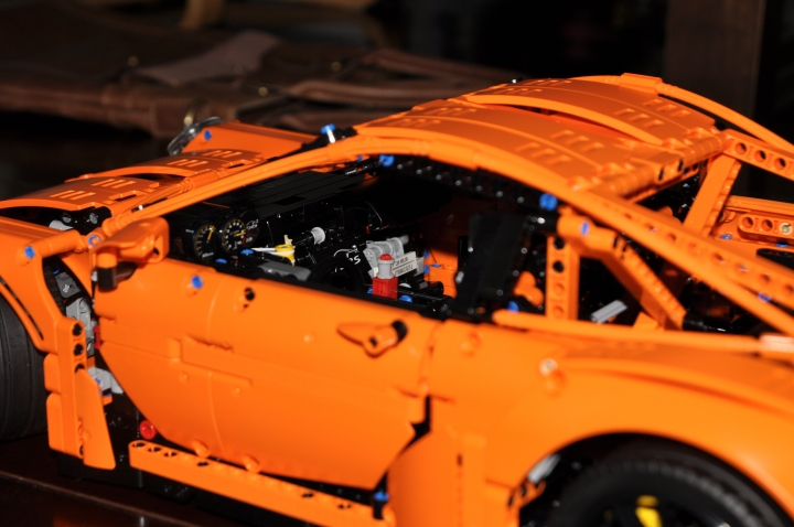 [ LEGO Technic ] Porsche 911 GT3 RS 開箱(續)