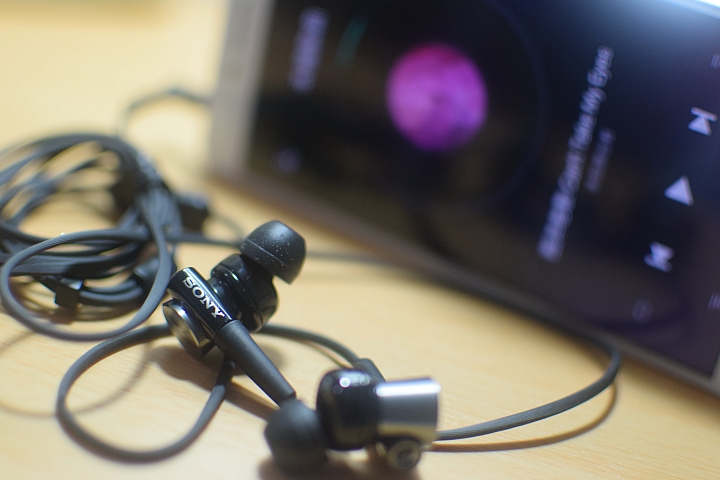 通勤就是演唱會 SONY MDR-XB70AP 讓小丸體驗不一樣的 通勤生活