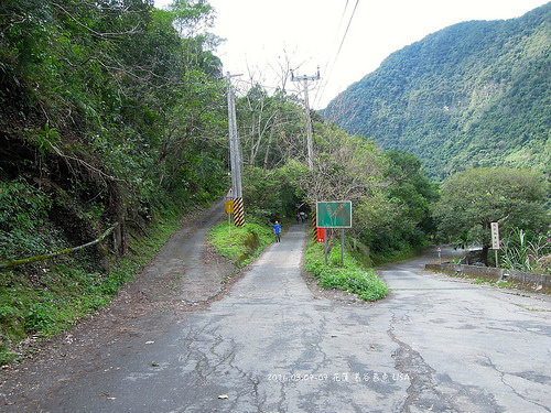 [走跳] 花蓮四天三夜小旅行 - 慕谷慕魚生態迴廊，青翠的藍綠色仙境，全程步行入山（2016）