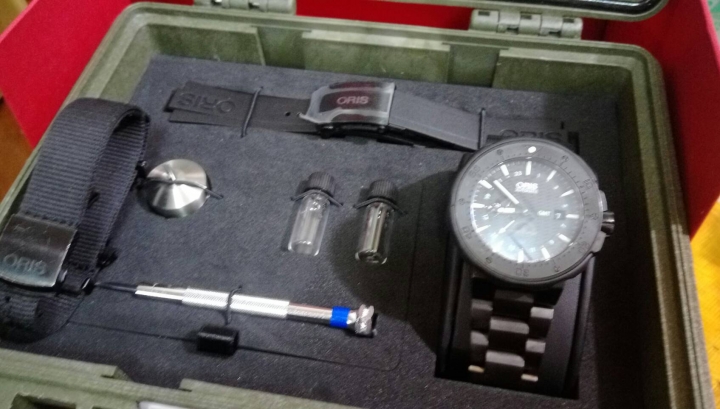 Oris 潛水錶自行改裝錶帶分享 原廠應該出黑色金屬錶帶的。