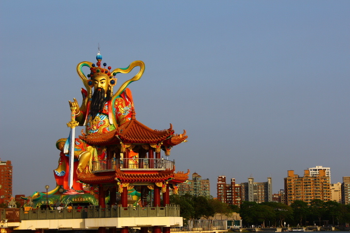 (高雄左營景點)蓮池潭風景區:龍虎塔 南台灣旅遊必去景點之一