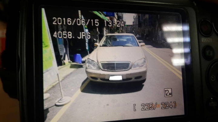 家母 電動代步車載物 刮傷違停的舊型BENZ S350 前葉子板_應該如何談判 賠償
