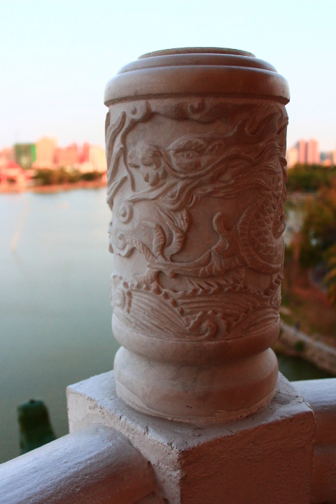 (高雄左營景點)蓮池潭風景區:龍虎塔 南台灣旅遊必去景點之一
