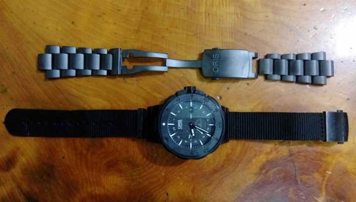 Oris 潛水錶自行改裝錶帶分享 原廠應該出黑色金屬錶帶的。