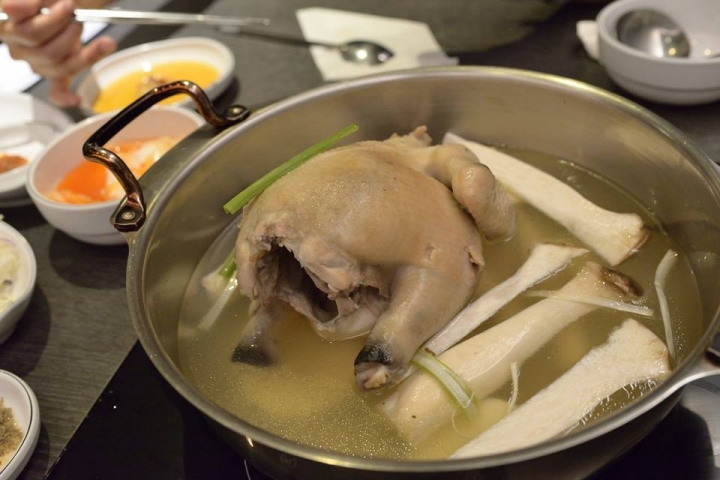 大安區美食 ▌孔陵一隻雞 공릉 닭한마리 與韓國比較 韓國料理 捷運忠孝敦化站附近 海苔雞蛋粥