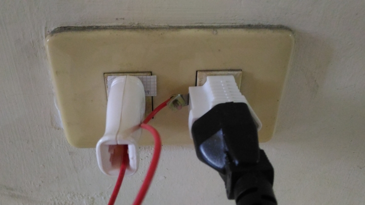 兩孔延長線接到台電的地線