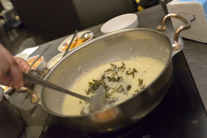 大安區美食 ▌孔陵一隻雞 공릉 닭한마리 與韓國比較 韓國料理 捷運忠孝敦化站附近 海苔雞蛋粥