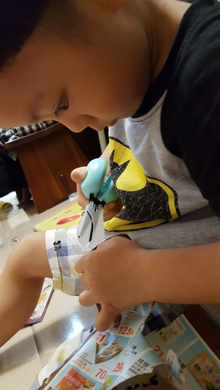 [開箱分享] 日本HARAC 適合小孩用的剪刀、勞作用具 [圖多]