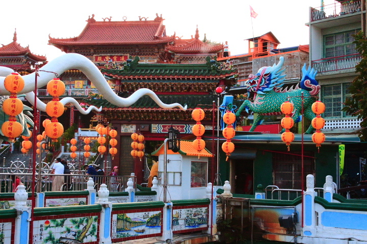 (高雄左營景點)蓮池潭風景區:龍虎塔 南台灣旅遊必去景點之一