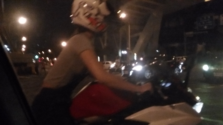 重機美妹, 在我車旁邊熄火了, 好險沒靠上去.