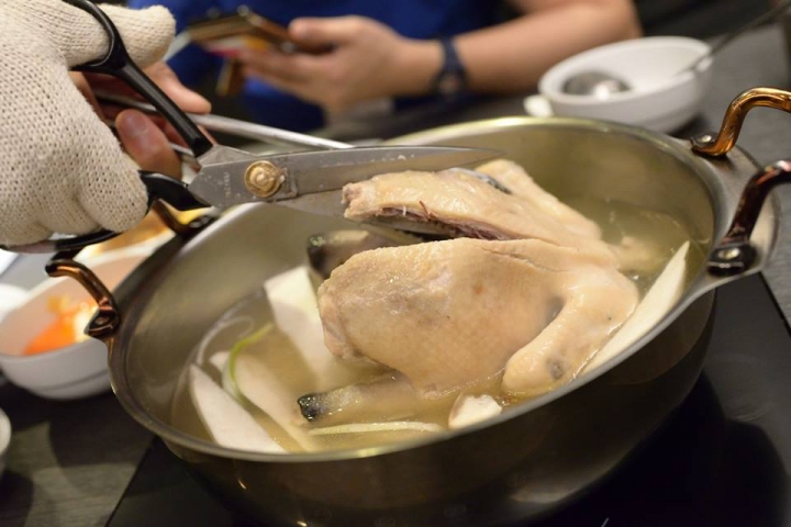 大安區美食 ▌孔陵一隻雞 공릉 닭한마리 與韓國比較 韓國料理 捷運忠孝敦化站附近 海苔雞蛋粥