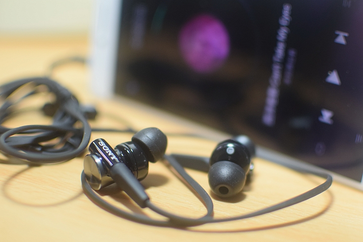 通勤就是演唱會 SONY MDR-XB70AP 讓小丸體驗不一樣的 通勤生活
