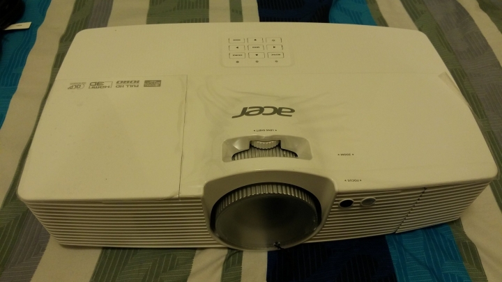 [開箱] 最便宜的RGBRGB色輪投影機 Acer v7500 (側投影/垂直位移/短焦三坪機)