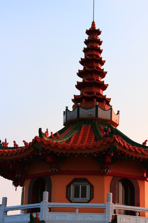 (高雄左營景點)蓮池潭風景區:龍虎塔 南台灣旅遊必去景點之一