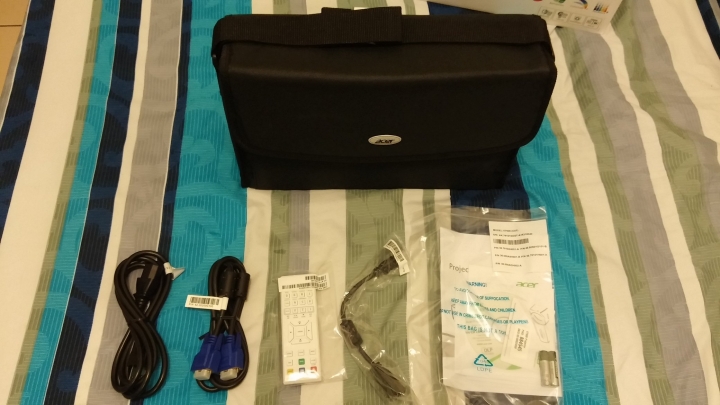 [開箱] 最便宜的RGBRGB色輪投影機 Acer v7500 (側投影/垂直位移/短焦三坪機)