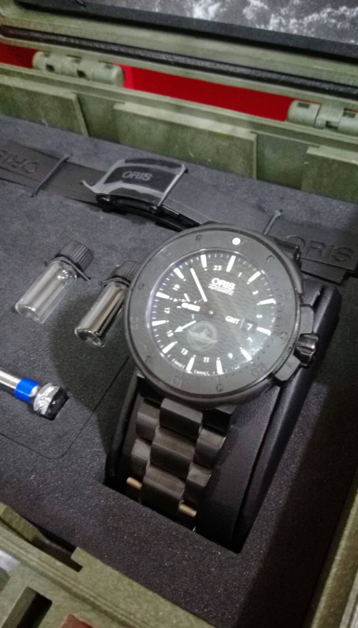 Oris 潛水錶自行改裝錶帶分享 原廠應該出黑色金屬錶帶的。