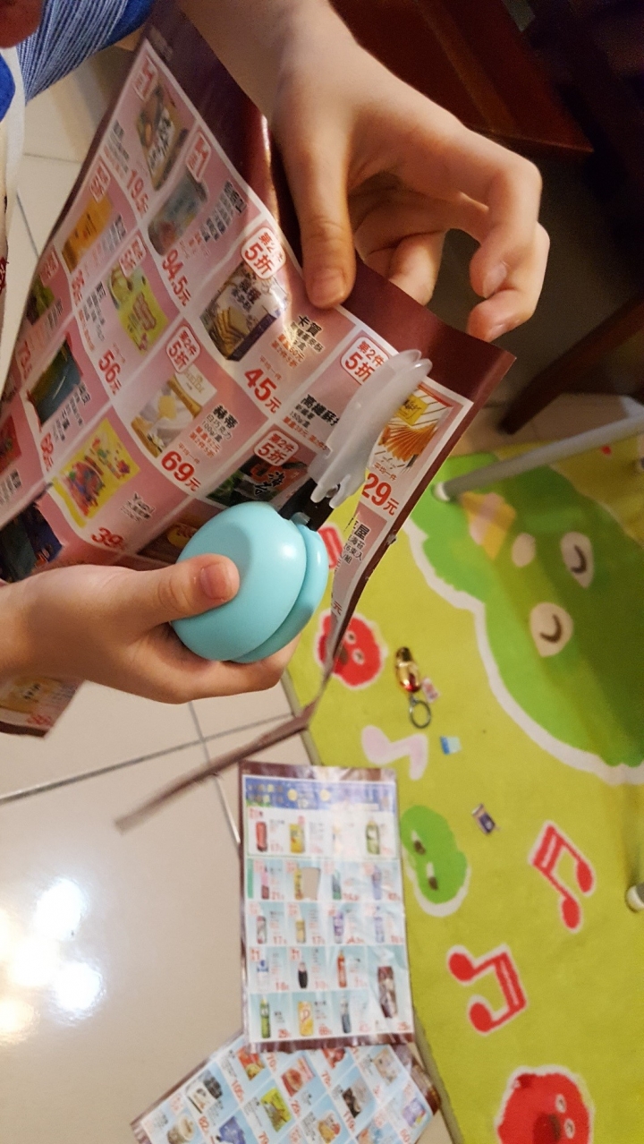 [開箱分享] 日本HARAC 適合小孩用的剪刀、勞作用具 [圖多]