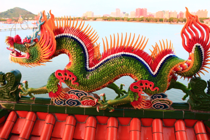 (高雄左營景點)蓮池潭風景區:龍虎塔 南台灣旅遊必去景點之一