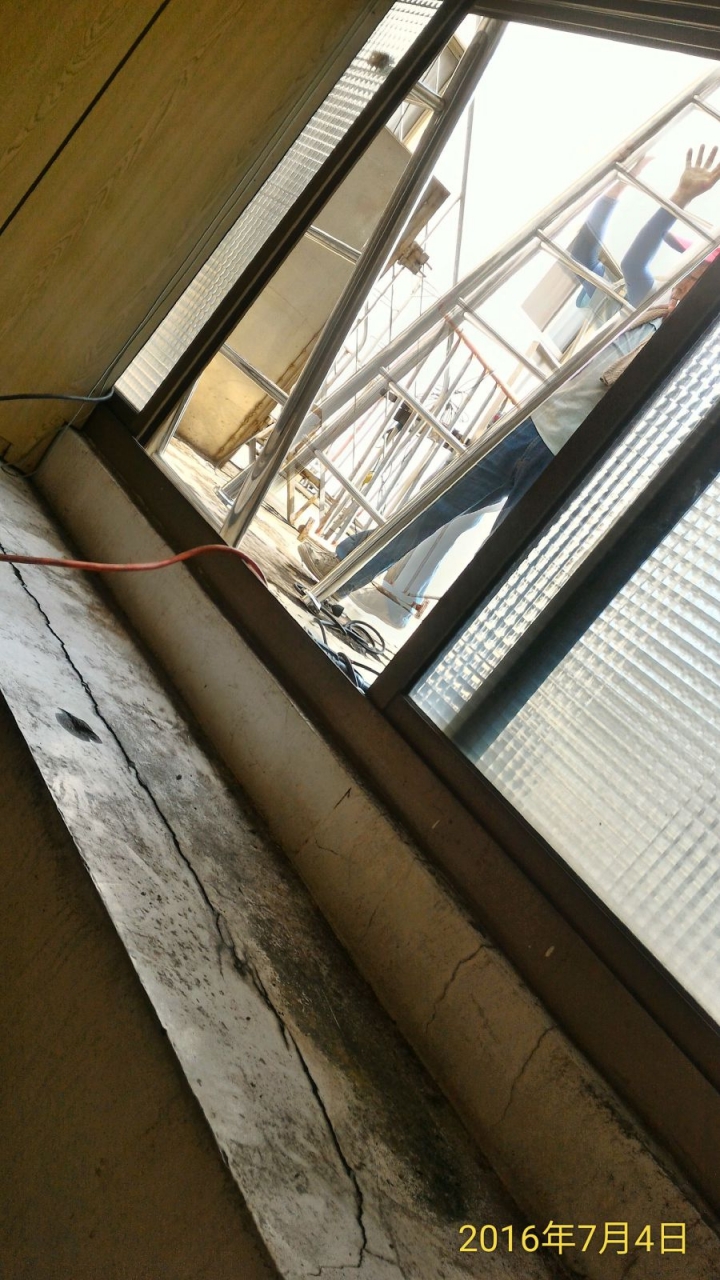 柱牆面從一樓裂開到二樓，這要請甚麼專業的師傅來看