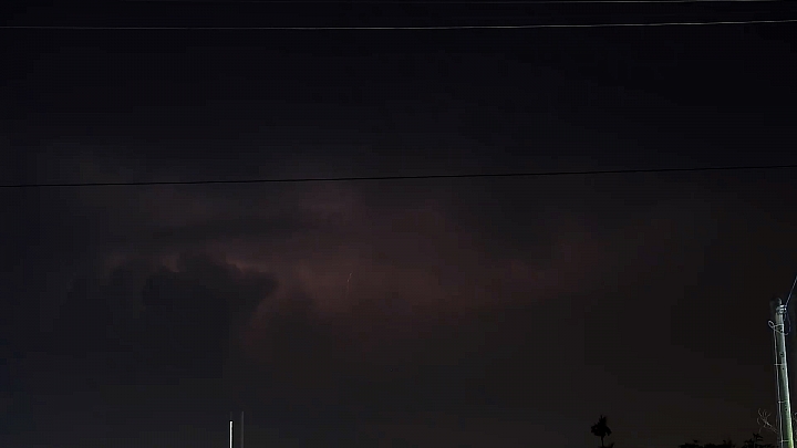 Nikon P900記錄2016年7月28日晚上9點東港大鵬灣的閃電頻頻