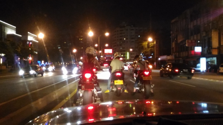 重機美妹, 在我車旁邊熄火了, 好險沒靠上去.