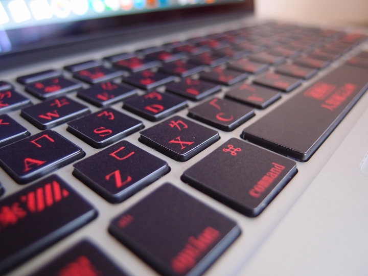 分享!!蘋果 MacBook Pro 13" 鍵盤貼，福音戰士樣式。