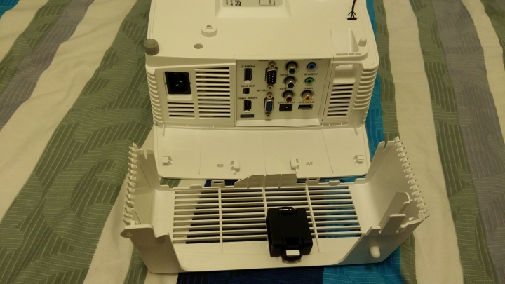 [開箱] 最便宜的RGBRGB色輪投影機 Acer v7500 (側投影/垂直位移/短焦三坪機)
