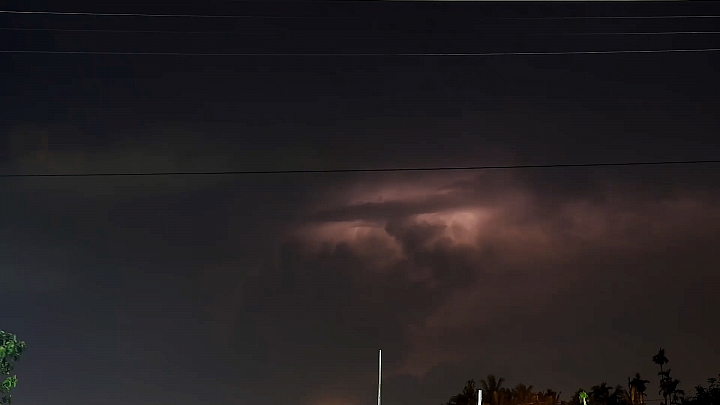 Nikon P900記錄2016年7月28日晚上9點東港大鵬灣的閃電頻頻