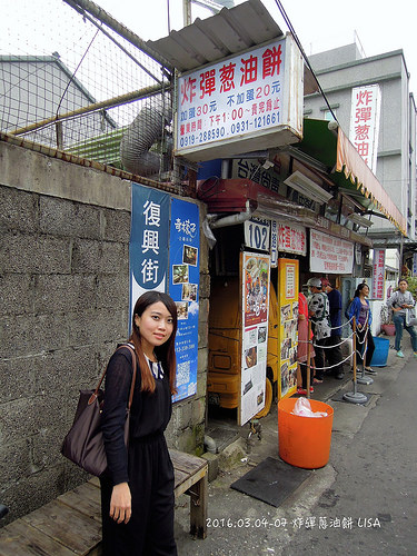 [食記] 花蓮四天三夜小旅行 - 炸彈蔥油餅，傳說中花蓮必吃的排隊店
