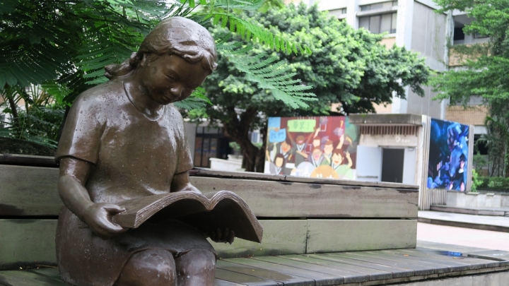 北科大的銅像小女孩，手上的書本有字。