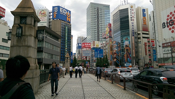 在日本夜晚拍照連日本路人都驚訝的手機照片~~