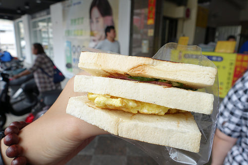 【食記】高雄鹽埕區。大ㄎㄡ胖碳烤三明治&双妃奶茶