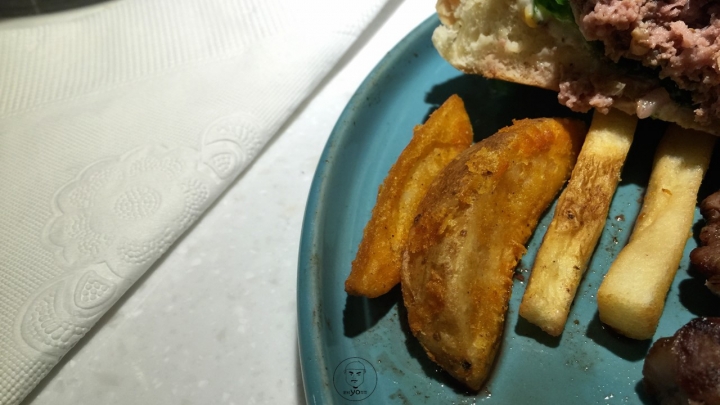 ㊤ 捷運大安站✰MeetUp Cafe✰PRIME級14盎斯霜降沙朗牛排，特大塊超滿足