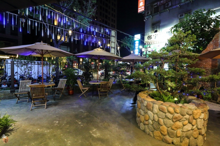 [新北]板橋消夜哪裡去,來去庭園串燒吃燒烤吧,還有繽紛彩虹調酒可以喝  by蛋拔