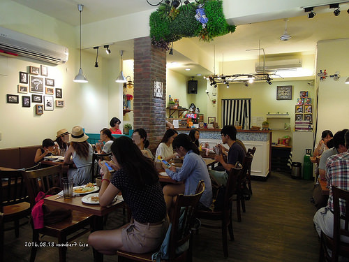 [食記] 新北 淡水 NUMBER7 - 英專路巷子裡的美式漢堡店，看那充滿罪惡但超好吃的花生起司牛肉堡（近淡水捷運站）