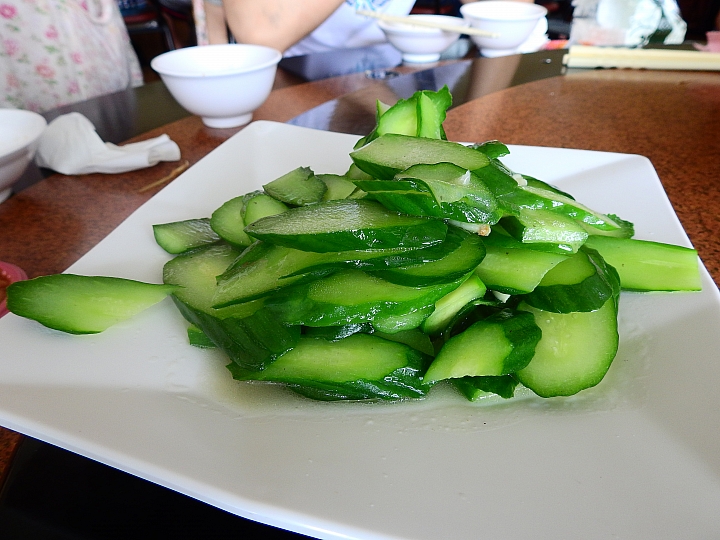 自家供應網室有機蔬菜，賣完就沒有，遠近知名崁頂"老牌羊肉"。