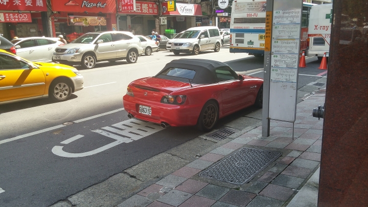 新店區停車停在公車專用停靠區玩手機