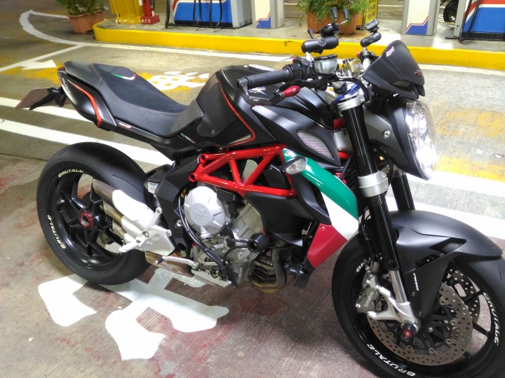 [分享] MV AGUSTA BRUTALE 800 加裝 LUIMOTO椅墊