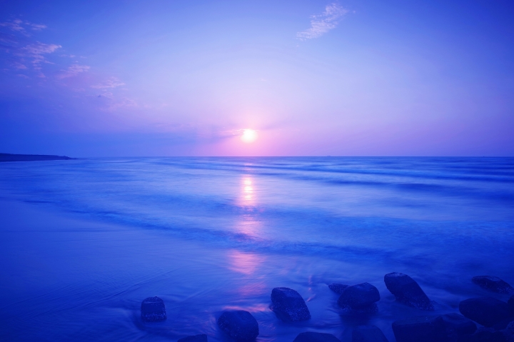 練習夕陽海邊拍照中，來蓋小樓敬請指導..............