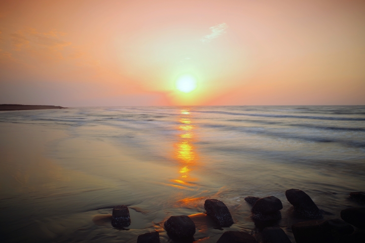 練習夕陽海邊拍照中，來蓋小樓敬請指導..............