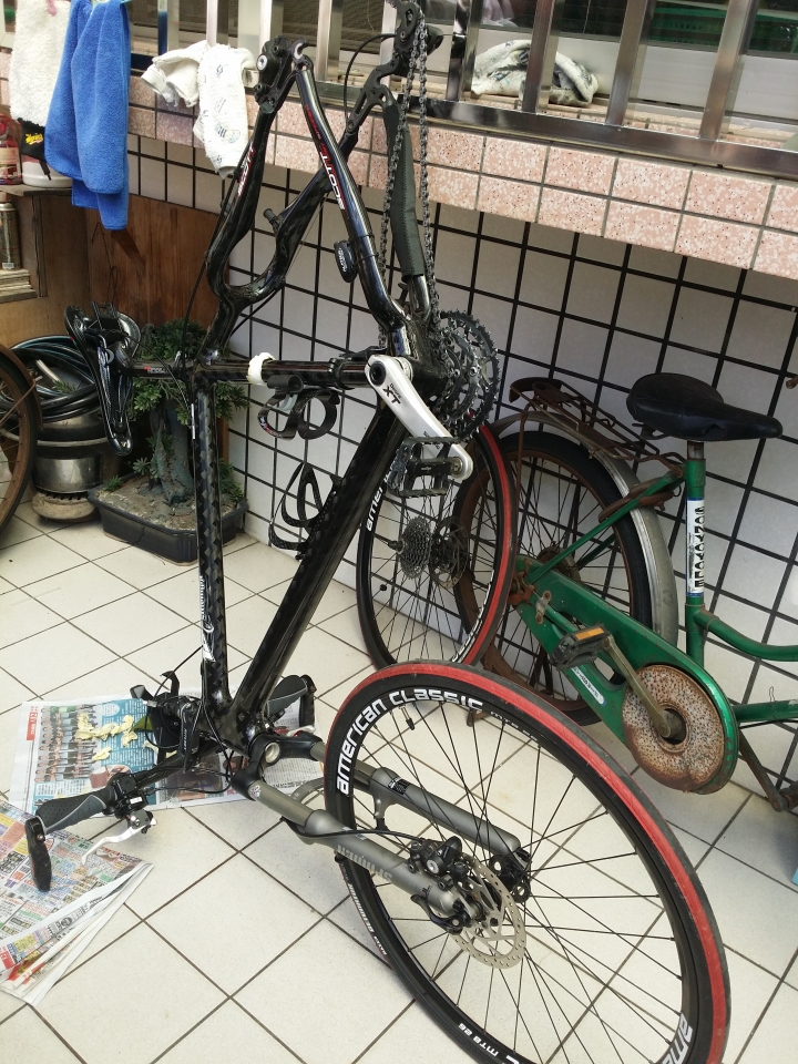 碳纖車架管線固定架脫落