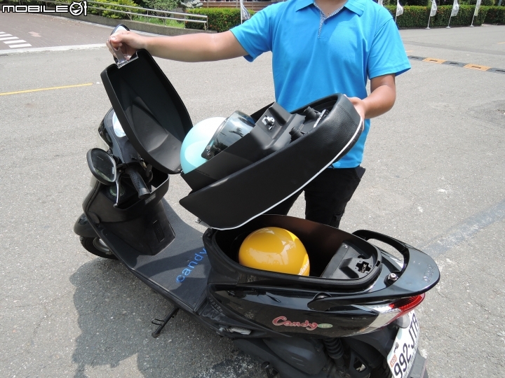 具第二置物箱之可翻轉機車座椅