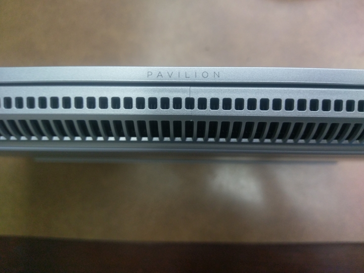 Pavilion 15-BC024TX外殼裂痕